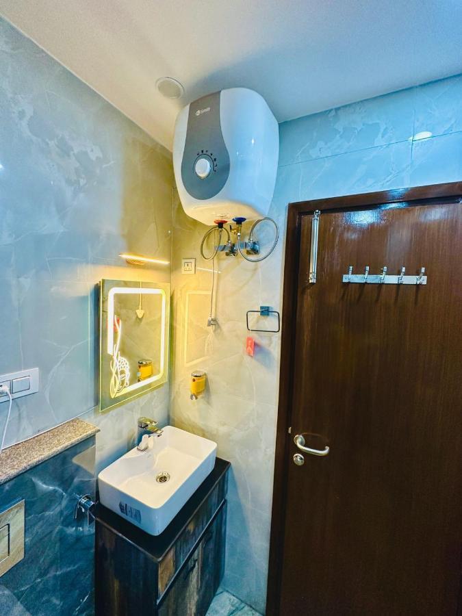Hotel Samrat Residency 10 Mints Walking Distance Nizamuddin Railway Station 뉴델리 외부 사진