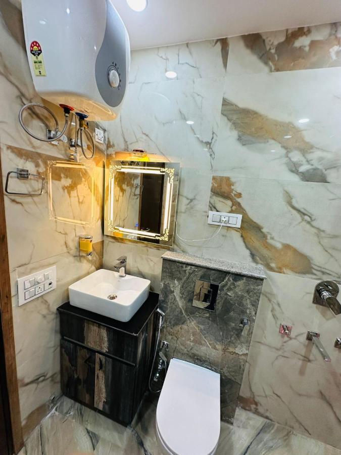 Hotel Samrat Residency 10 Mints Walking Distance Nizamuddin Railway Station 뉴델리 외부 사진