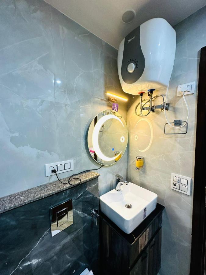 Hotel Samrat Residency 10 Mints Walking Distance Nizamuddin Railway Station 뉴델리 외부 사진