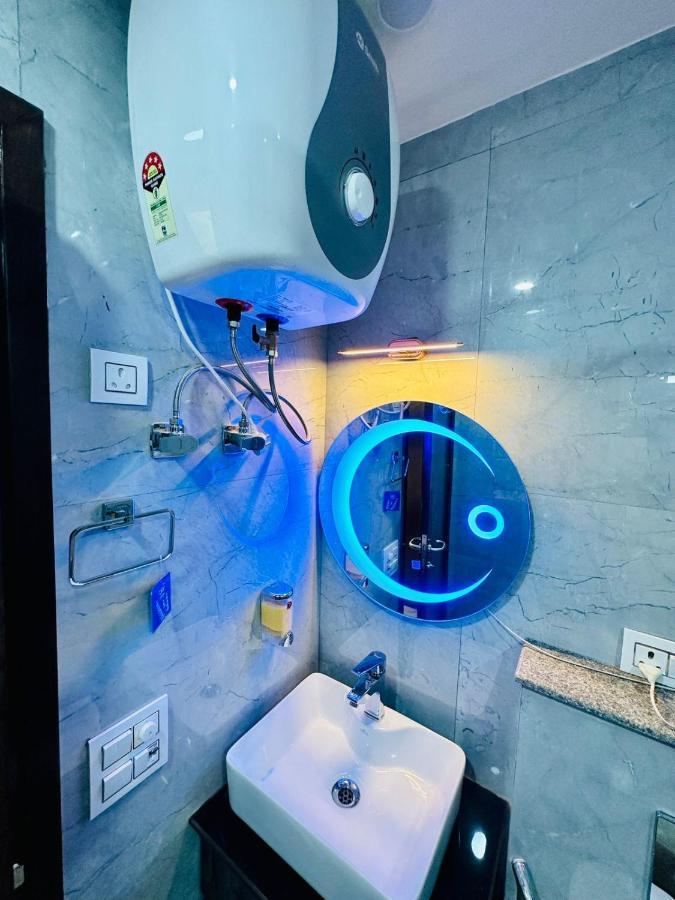 Hotel Samrat Residency 10 Mints Walking Distance Nizamuddin Railway Station 뉴델리 외부 사진