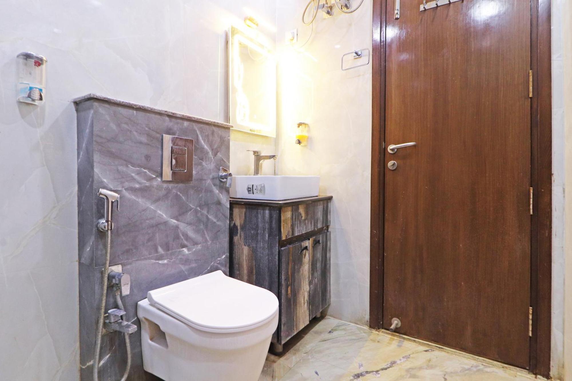 Hotel Samrat Residency 10 Mints Walking Distance Nizamuddin Railway Station 뉴델리 외부 사진