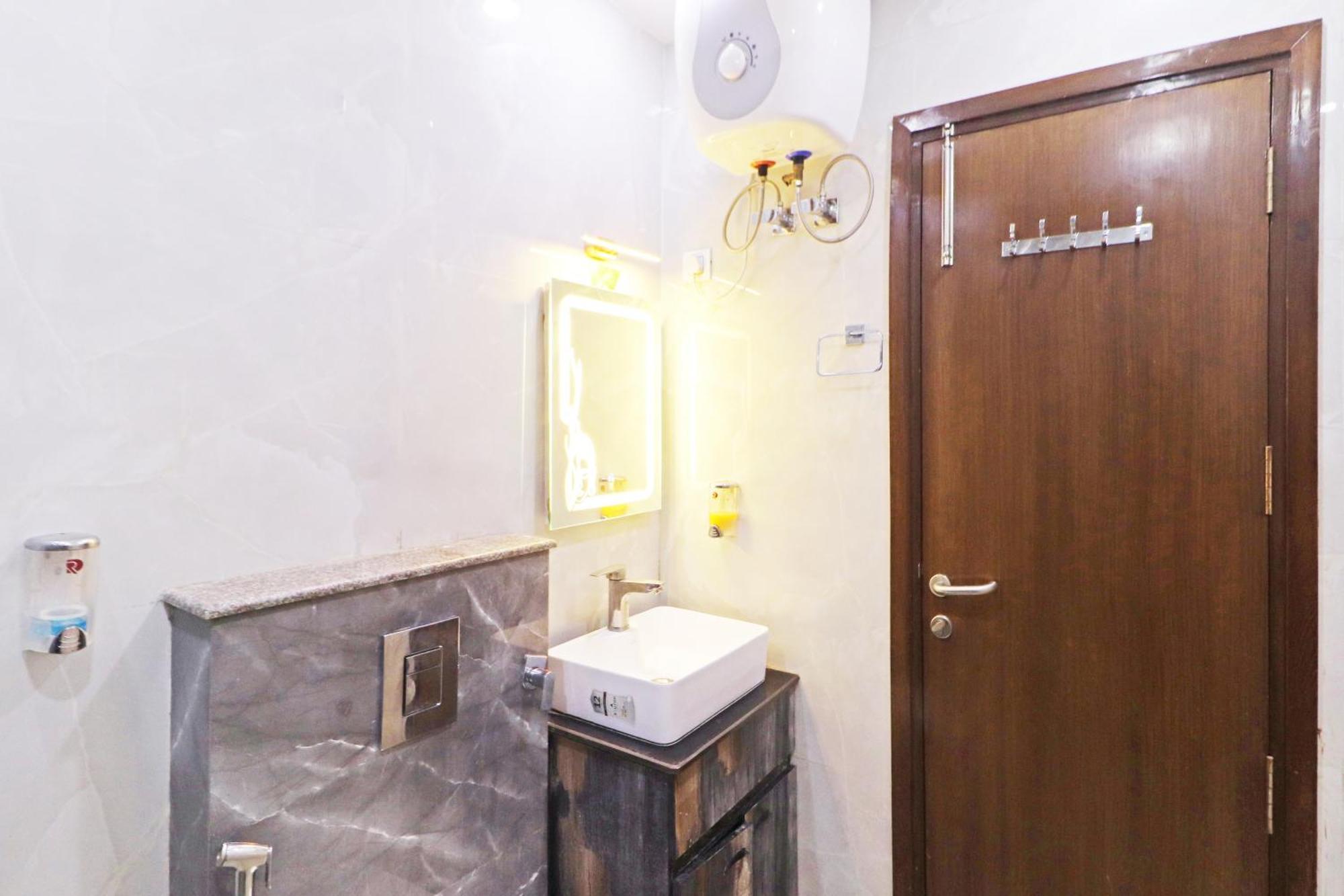 Hotel Samrat Residency 10 Mints Walking Distance Nizamuddin Railway Station 뉴델리 외부 사진