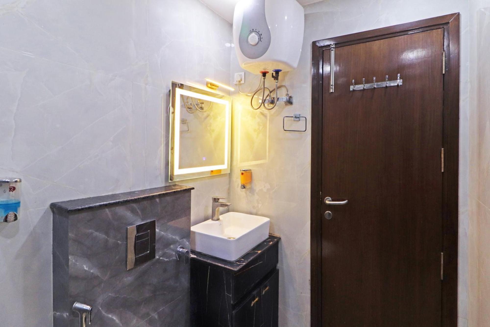 Hotel Samrat Residency 10 Mints Walking Distance Nizamuddin Railway Station 뉴델리 외부 사진