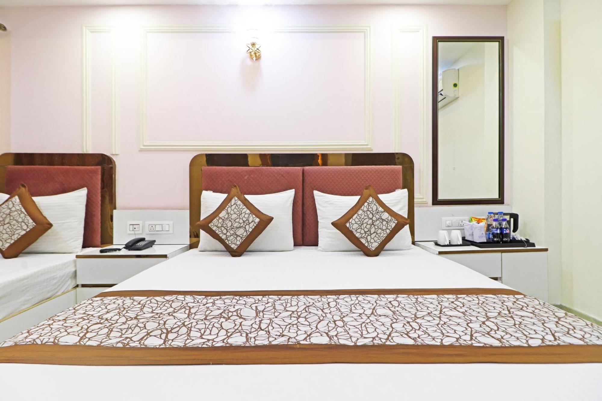 Hotel Samrat Residency 10 Mints Walking Distance Nizamuddin Railway Station 뉴델리 외부 사진