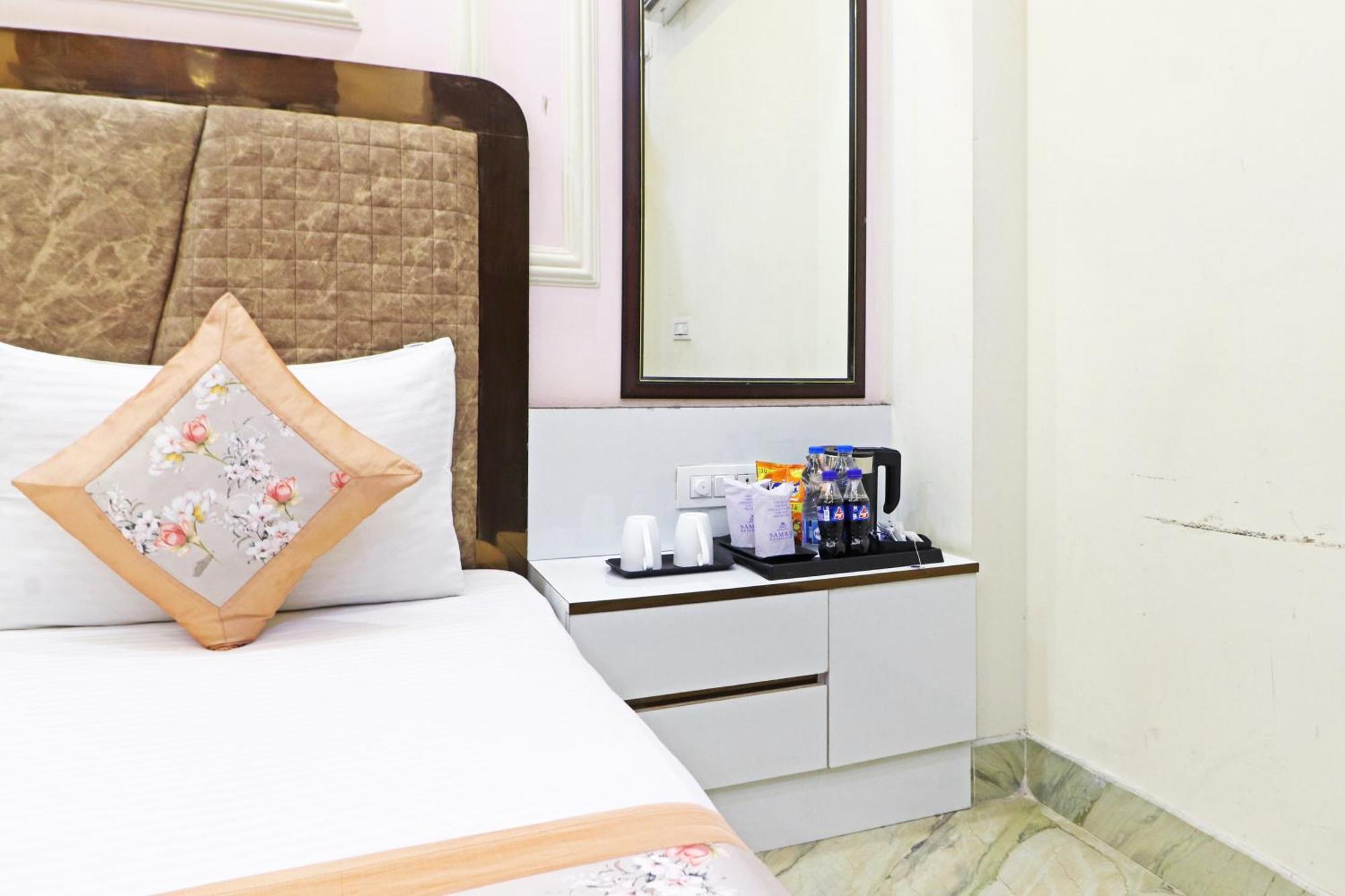Hotel Samrat Residency 10 Mints Walking Distance Nizamuddin Railway Station 뉴델리 외부 사진