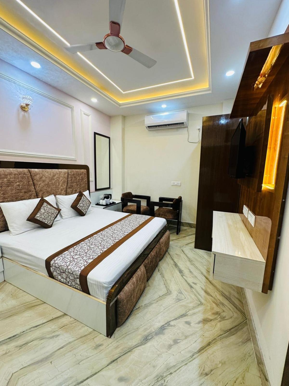 Hotel Samrat Residency 10 Mints Walking Distance Nizamuddin Railway Station 뉴델리 외부 사진