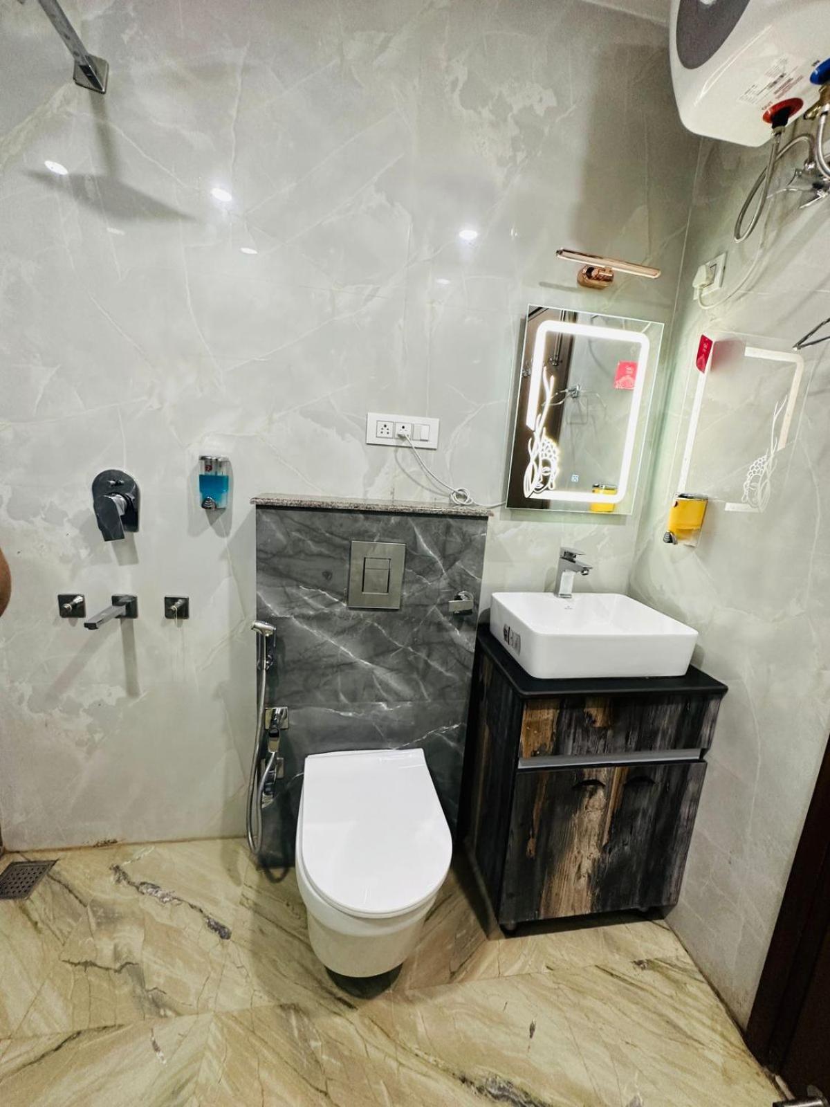Hotel Samrat Residency 10 Mints Walking Distance Nizamuddin Railway Station 뉴델리 외부 사진