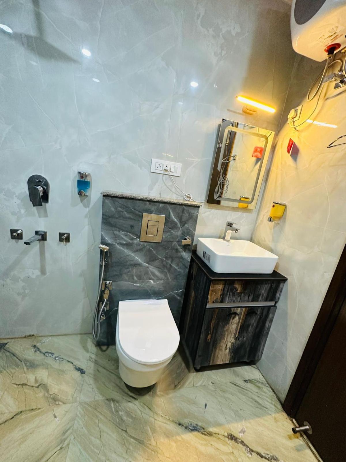 Hotel Samrat Residency 10 Mints Walking Distance Nizamuddin Railway Station 뉴델리 외부 사진