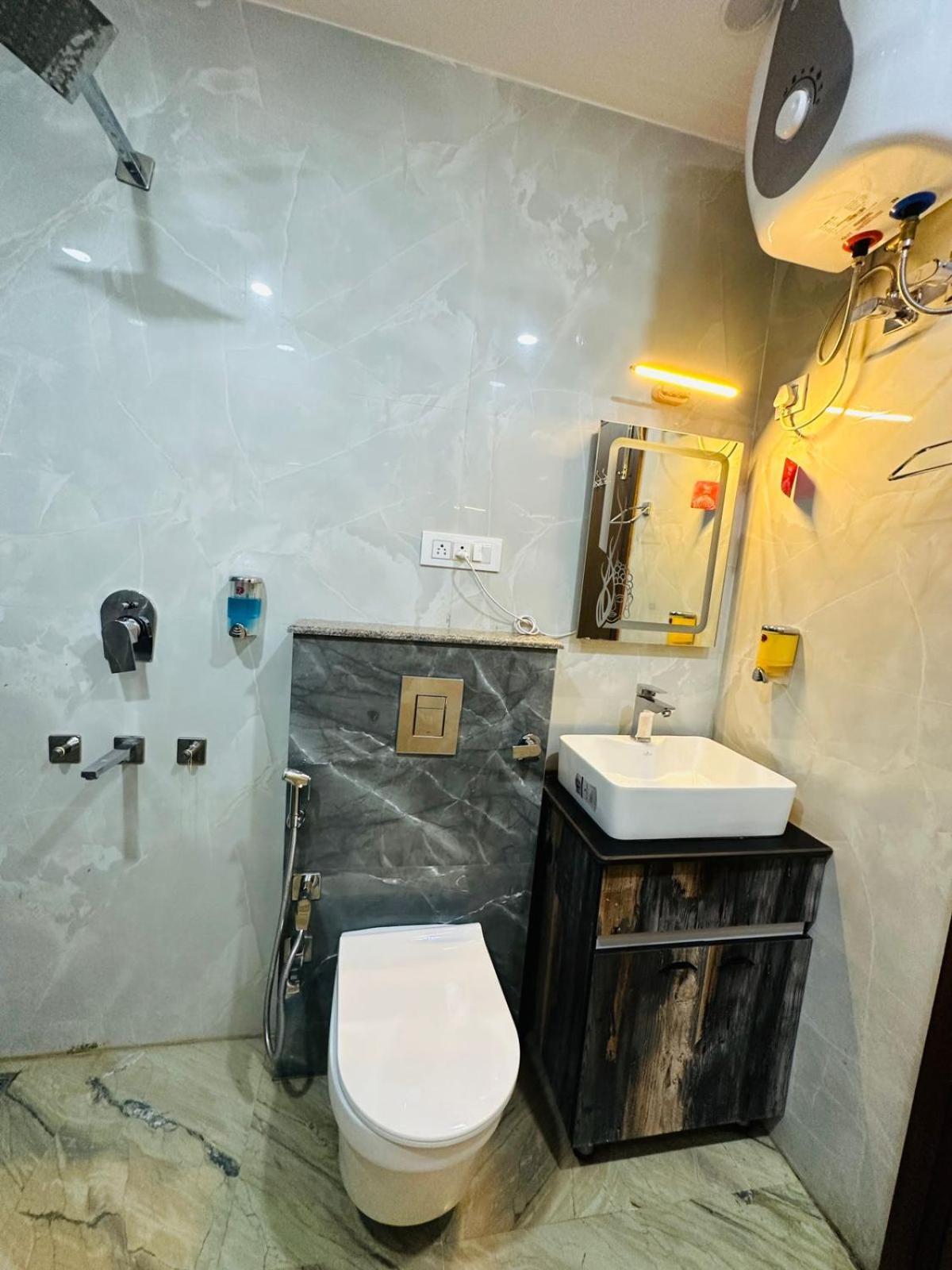Hotel Samrat Residency 10 Mints Walking Distance Nizamuddin Railway Station 뉴델리 외부 사진
