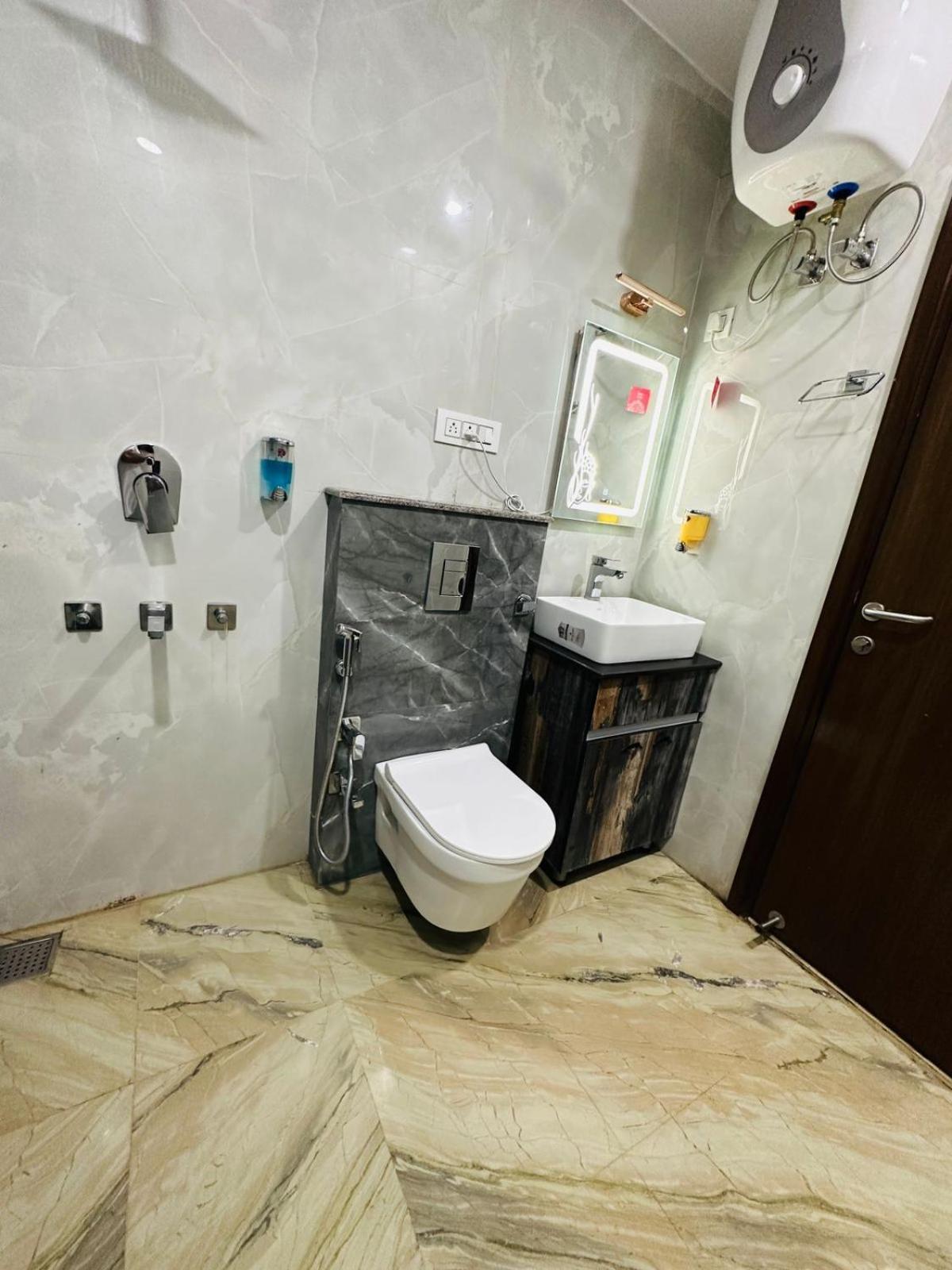 Hotel Samrat Residency 10 Mints Walking Distance Nizamuddin Railway Station 뉴델리 외부 사진