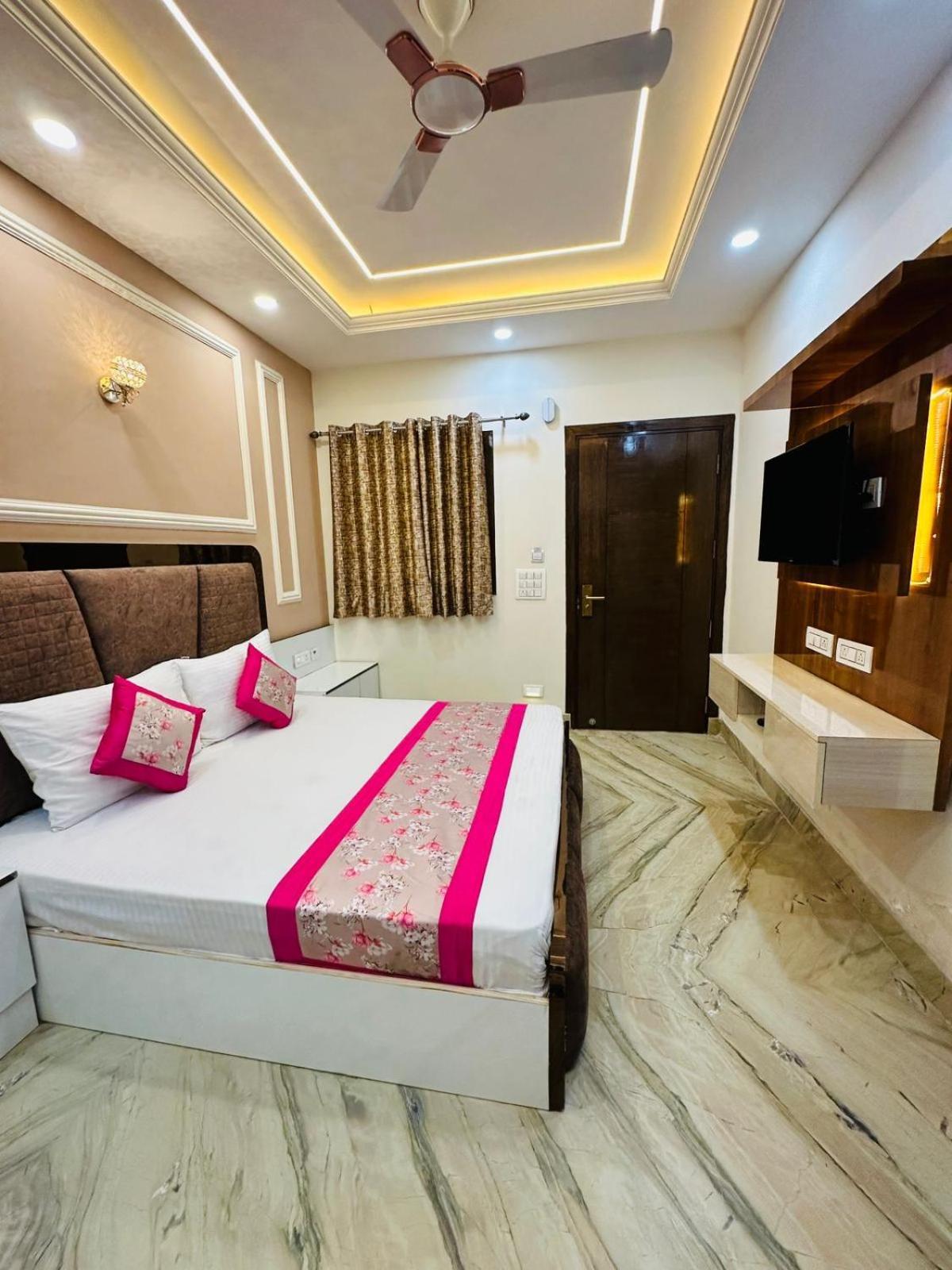 Hotel Samrat Residency 10 Mints Walking Distance Nizamuddin Railway Station 뉴델리 외부 사진