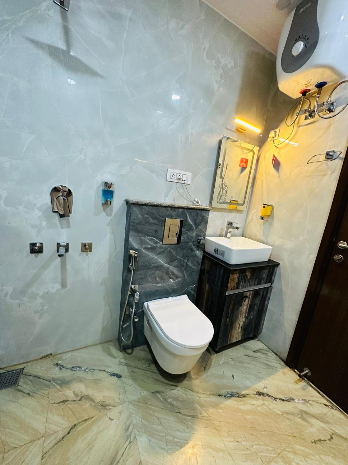 Hotel Samrat Residency 10 Mints Walking Distance Nizamuddin Railway Station 뉴델리 외부 사진