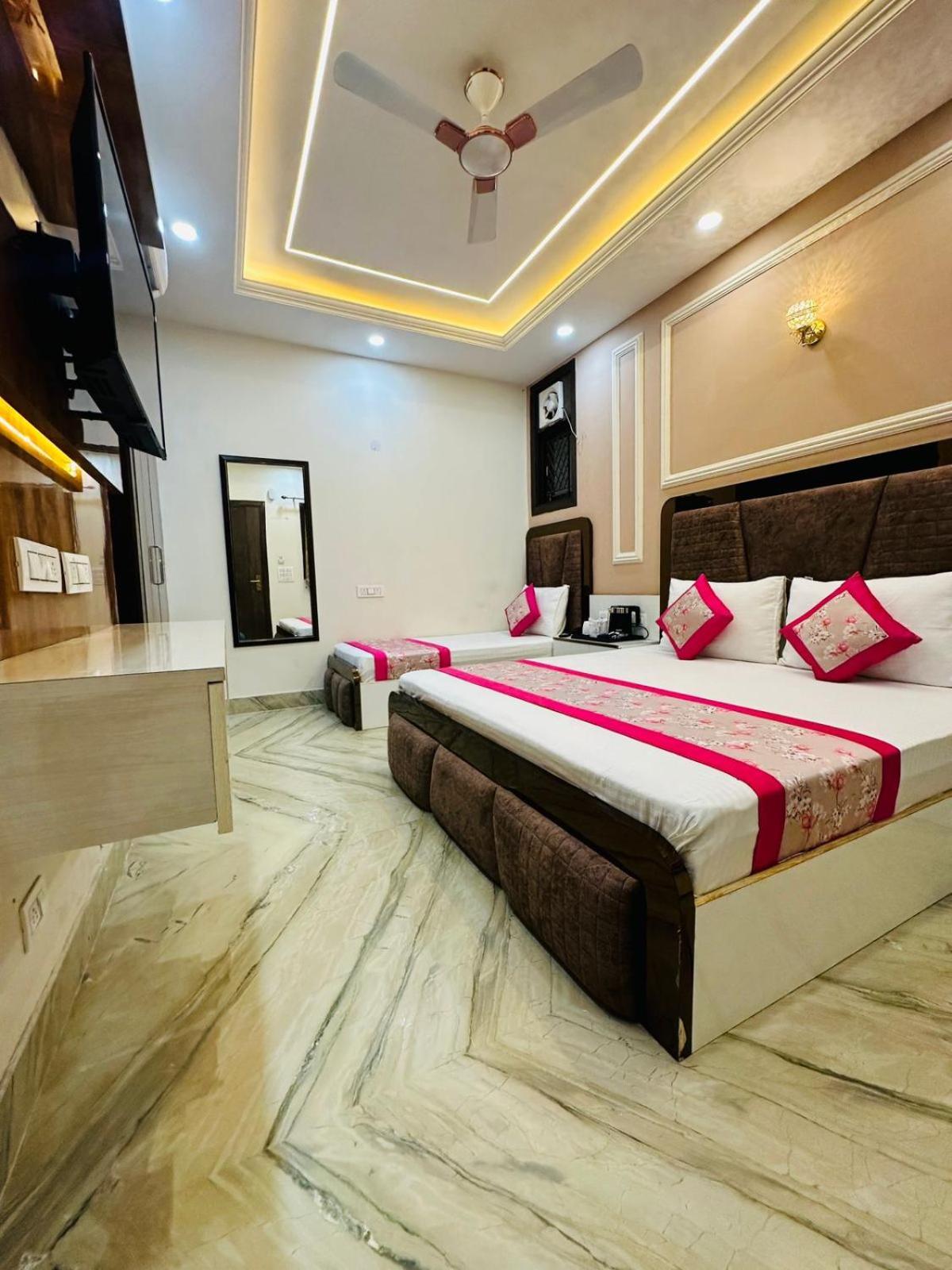 Hotel Samrat Residency 10 Mints Walking Distance Nizamuddin Railway Station 뉴델리 외부 사진