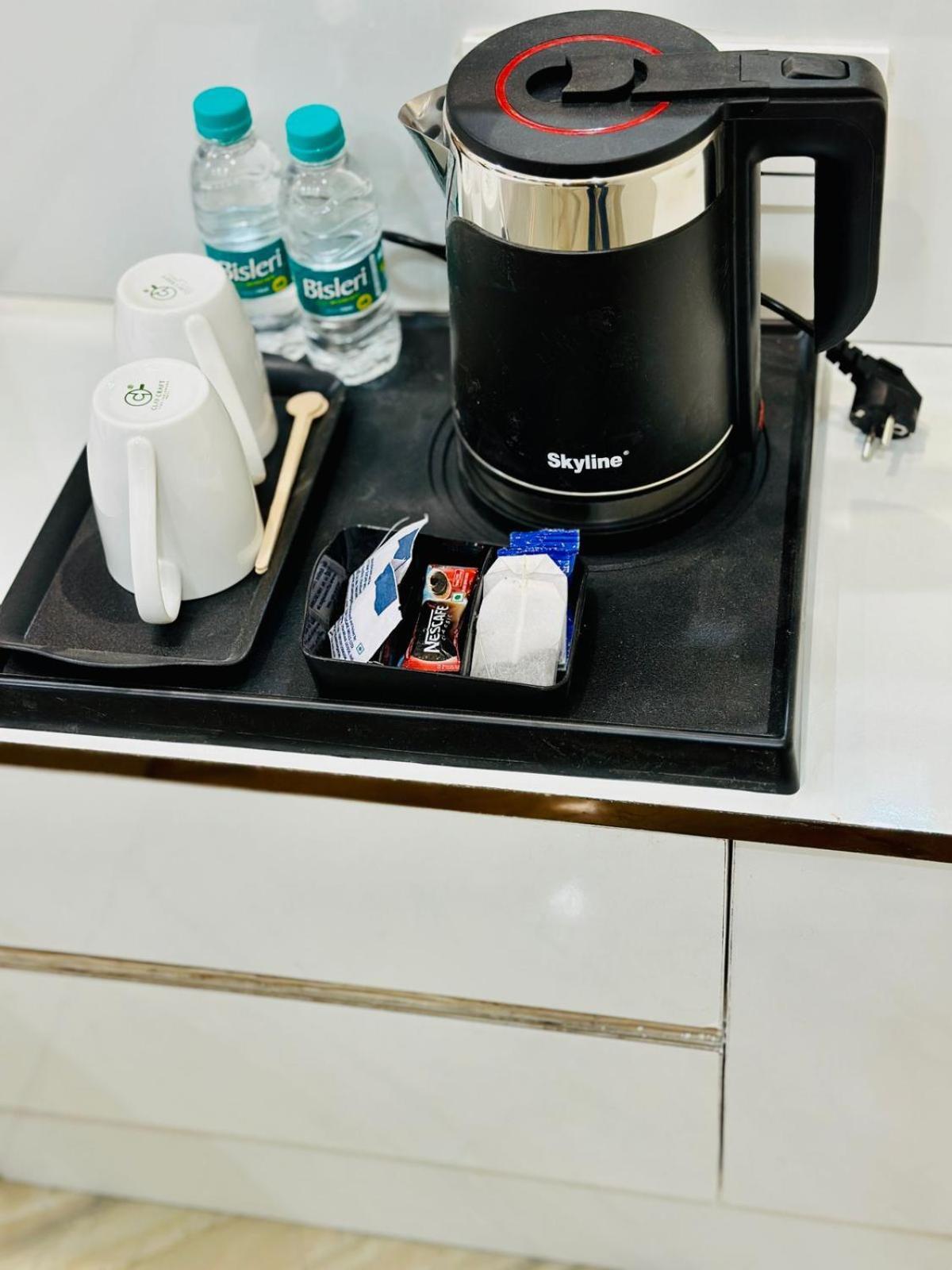 Hotel Samrat Residency 10 Mints Walking Distance Nizamuddin Railway Station 뉴델리 외부 사진